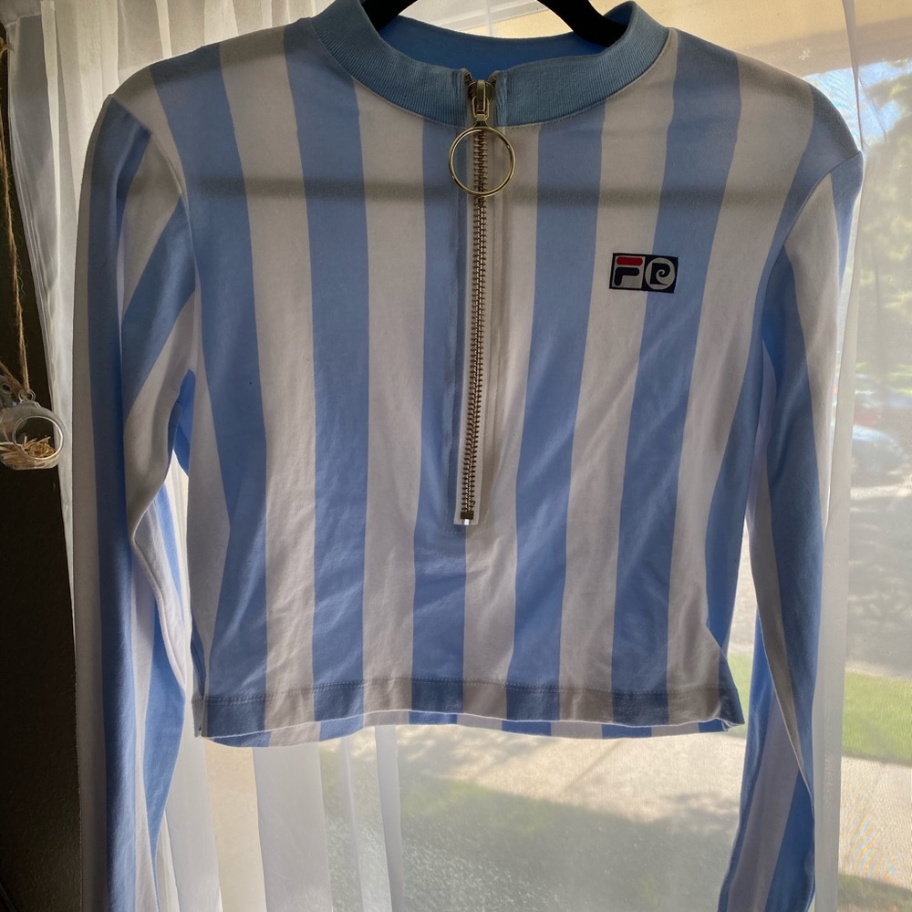 UO FILA EXCLUSIVE CROP TOP.